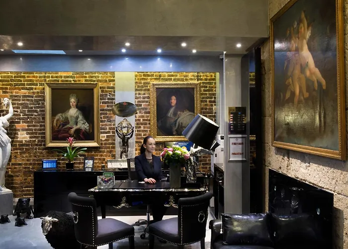 Hotel Plaza Elysées