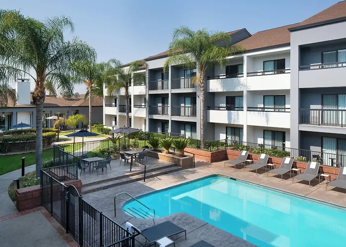 Courtyard By Marriott Fresno