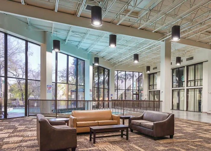 Red Roof Inn Plus & Suites Houston - Iah Airport Sw
