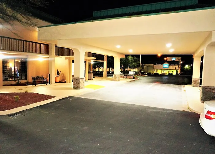 Howard Johnson By Wyndham Greensboro Near The Coliseum