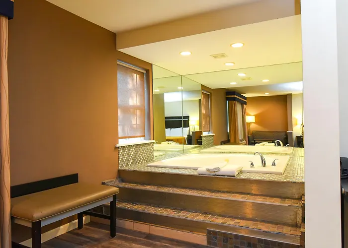 Econo Lodge Inn & Suites Downtown