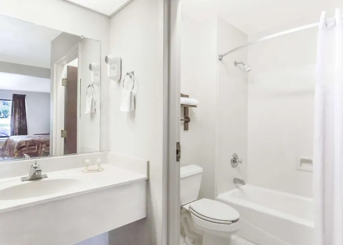 Brentwood Inn & Suites