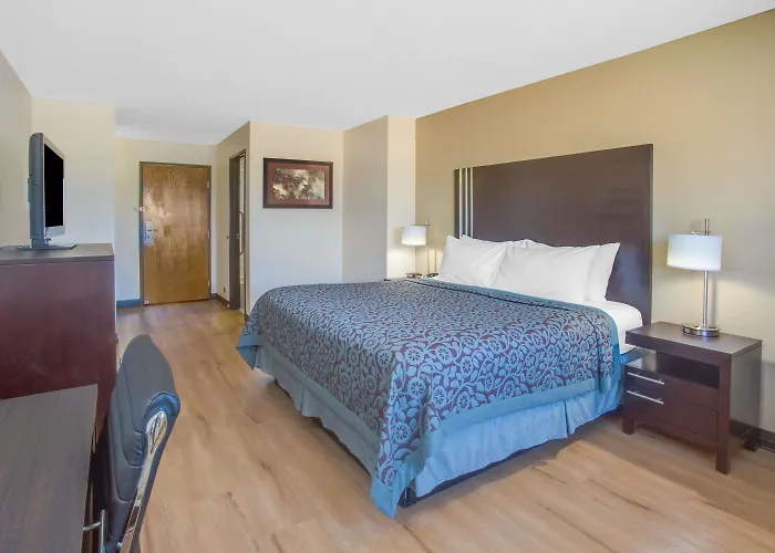 Days Inn By Wyndham Le Roy/Bloomington Southeast