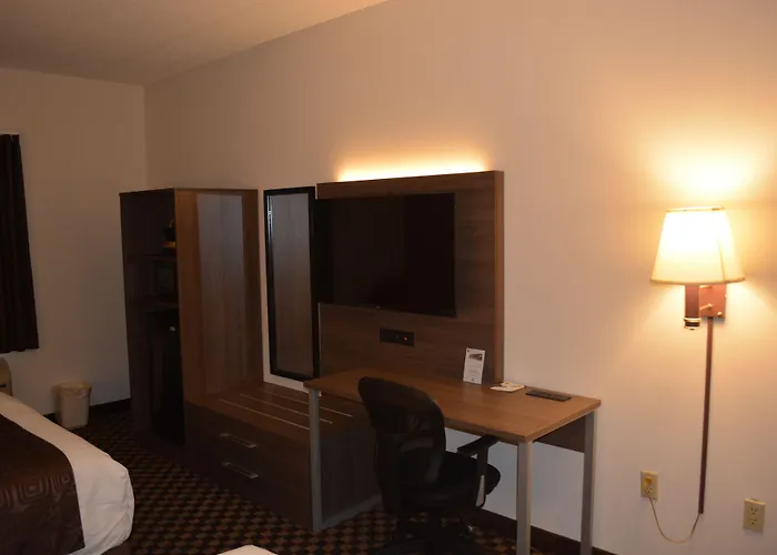 Super 8 By Wyndham Ambassador Bridge Windsor On