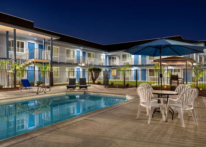 Super 8 By Wyndham Lindsay Olive Tree