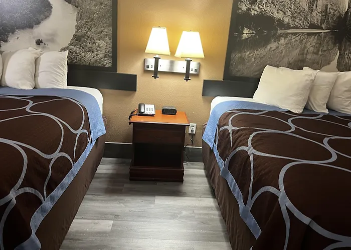 Hotel Piney Woods