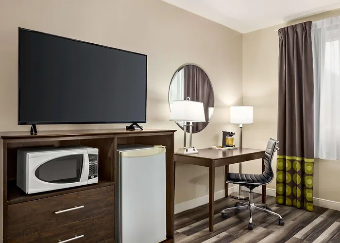 Super 8 By Wyndham Sarnia On