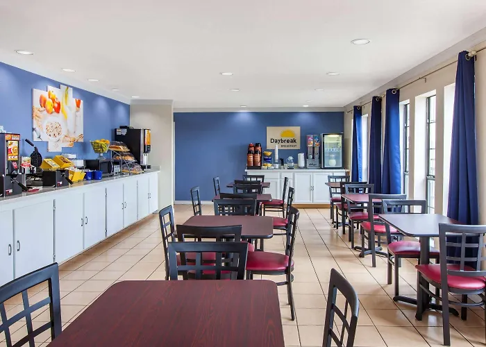 Days Inn & Suites By Wyndham Braunig Lake
