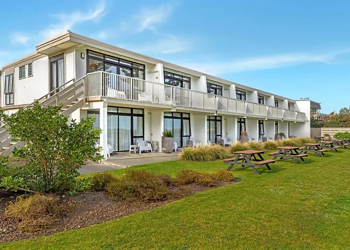 Whispering Sands Beachfront Motel