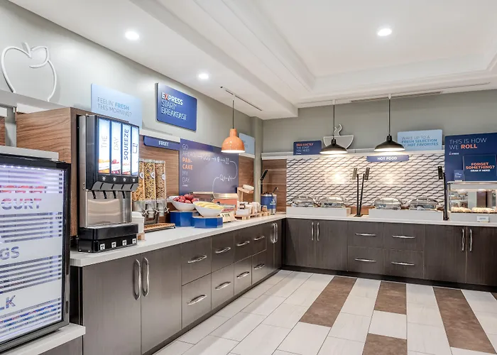 Holiday Inn Express Hotel & Suites Ottawa Airport By Ihg