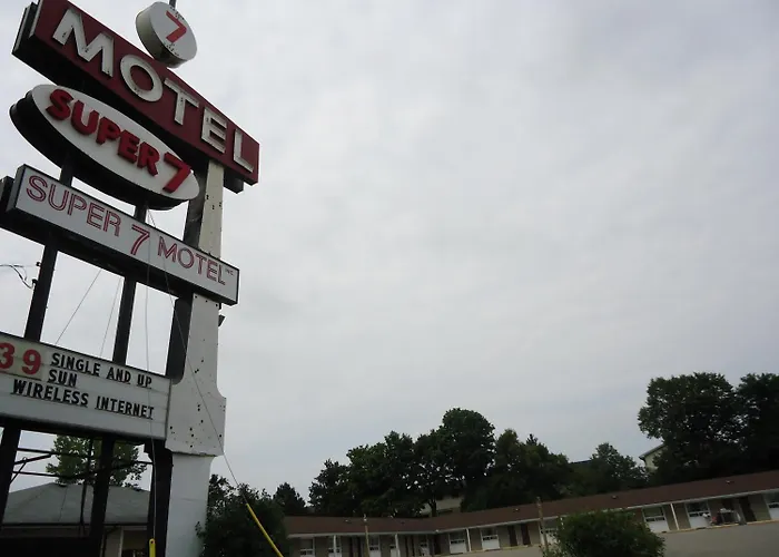 Super 7 Motel London