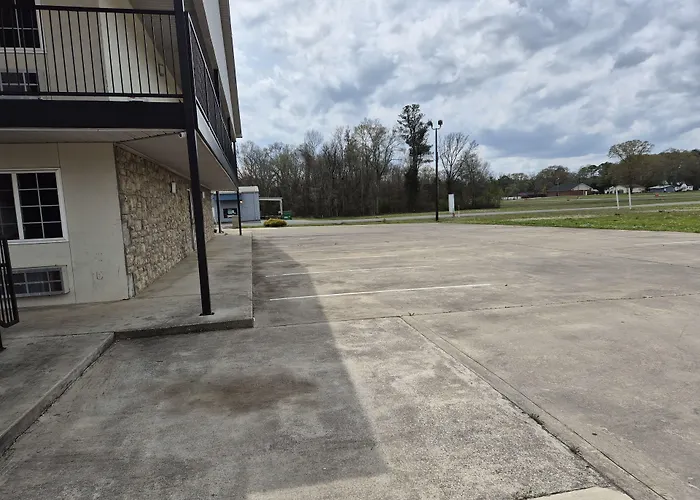 General Bragg Inn & Suites