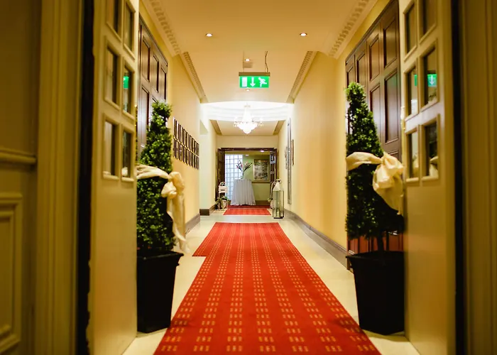 Four Seasons Hotel & Leisure Club