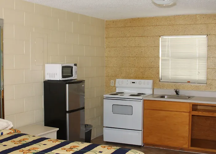 American Inn & Suites - Savannah / Garden City