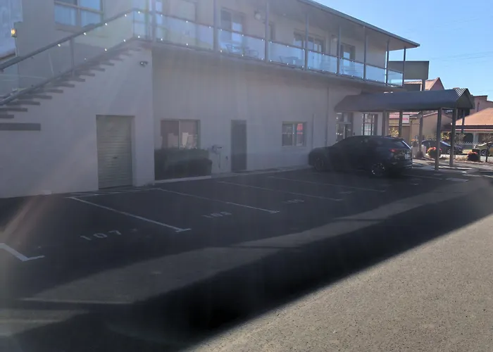 New England Motor Inn