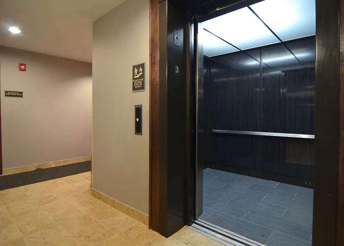 Best Western Plus Kenedy Inn