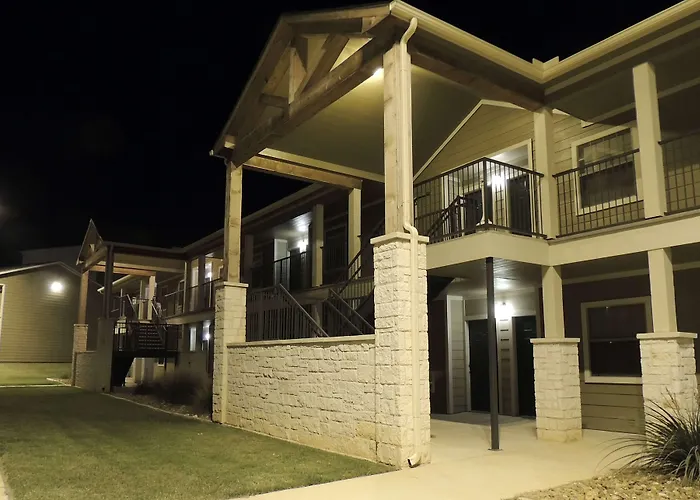 Eagle'S Den Suites Kenedy A Travelodge By Wyndham