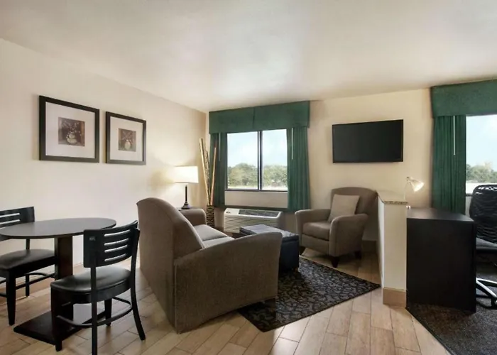 Travelodge By Wyndham Livonia