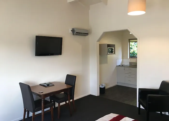 Colonial Lodge Motel