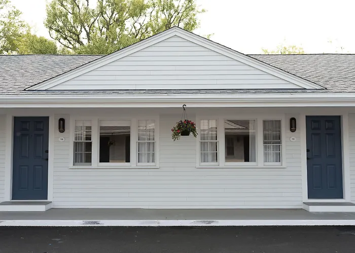 Chatham Highlander Village Inn