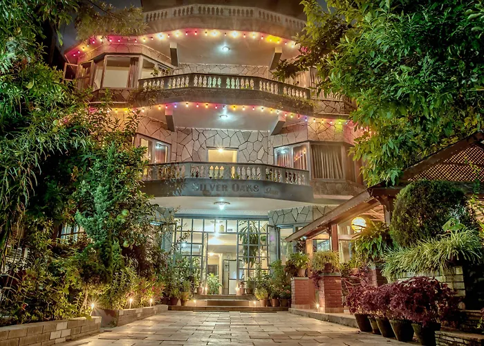 Hotel Silver Oaks Inn