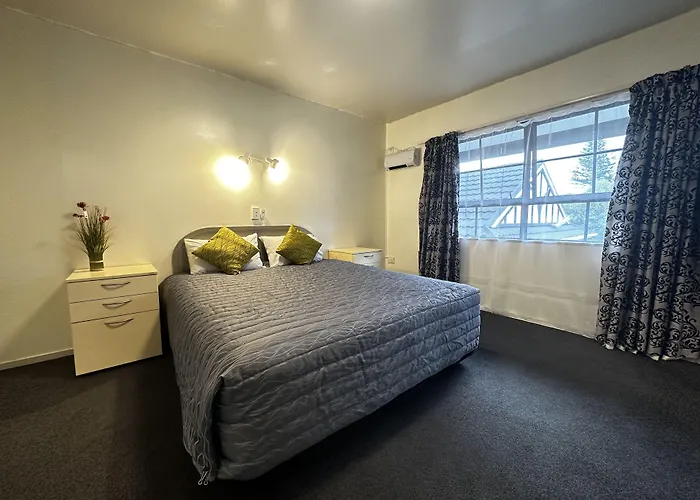 Kingswood Manor Motel