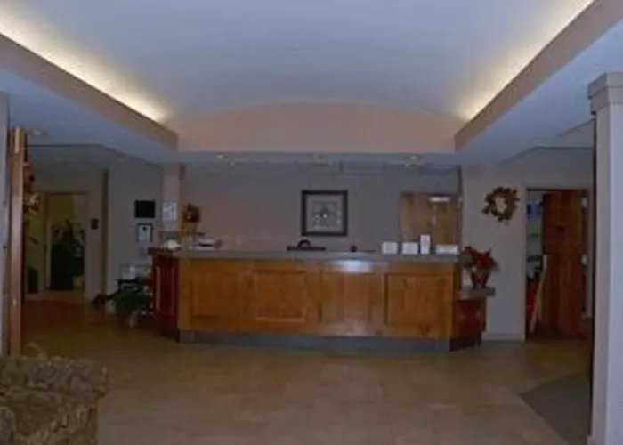 Paola Inn And Suites