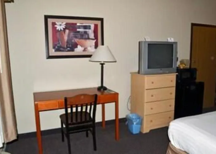 Paola Inn And Suites