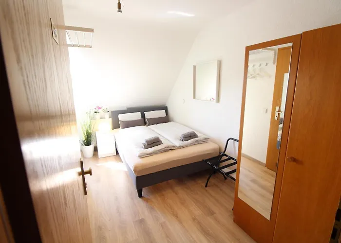 CityStayOne - Kleines Standardzimmer im Zentrum für eine einfache Übernachtung No kitchen no hotel services no reception no breakfast buffet - Of course Late check-in via self check-in high-speed WiFi smart TV good mattresses a quick&easy check-o