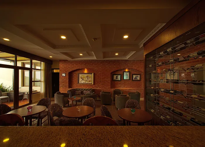 Quindeloma Art Hotel & Gallery