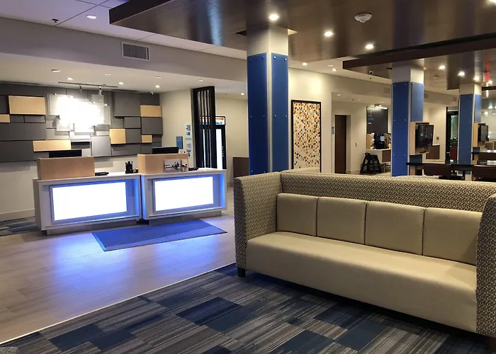 Holiday Inn Express & Suites Racine By Ihg
