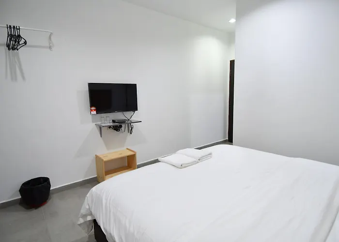 Capital O 90615 The Bed Hotel