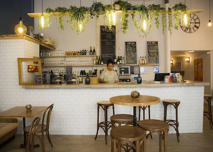 Georges Hostel & Cafe