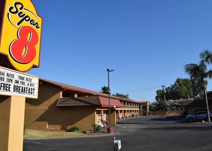 Super 8 By Wyndham Visalia