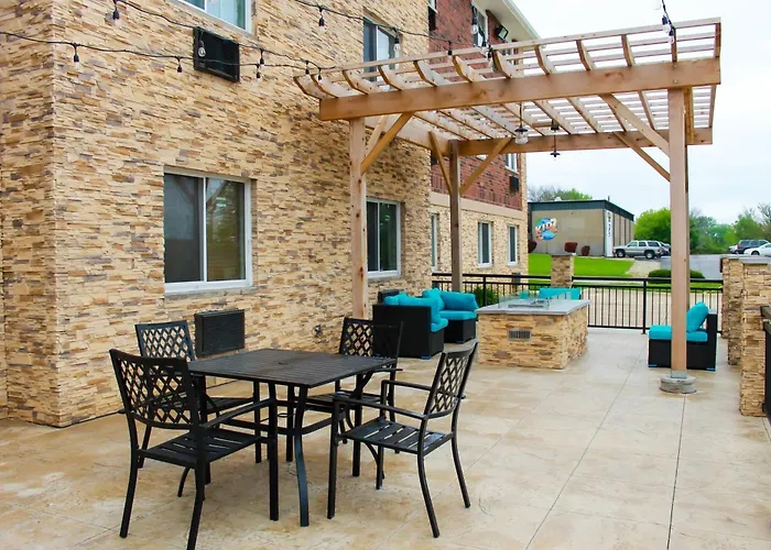 Clarion Pointe Bettendorf - Quad Cities