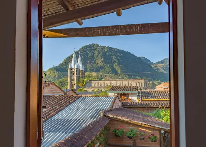 Hotel Kantarrana Urbana Jardin