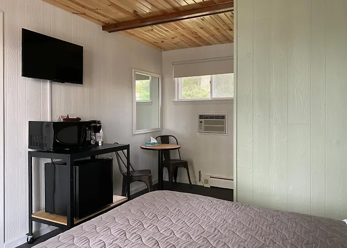 The River Hills Motel - Algoma, Wi - Near Door County