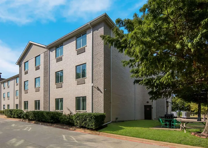 Quality Inn & Suites Roanoke - Fort Worth North