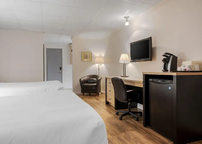 Econo Lodge Inn & Suites