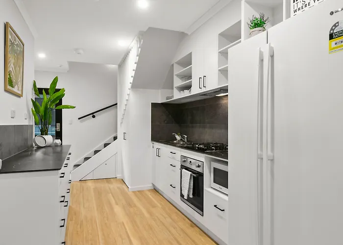 Redhill Cairns Living - Martyn St