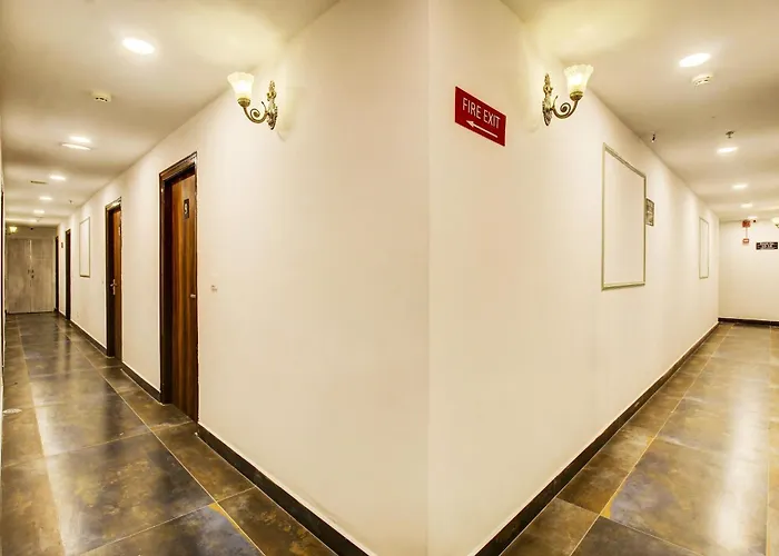 Super Townhouse Rcc Hotel Banjara Hills