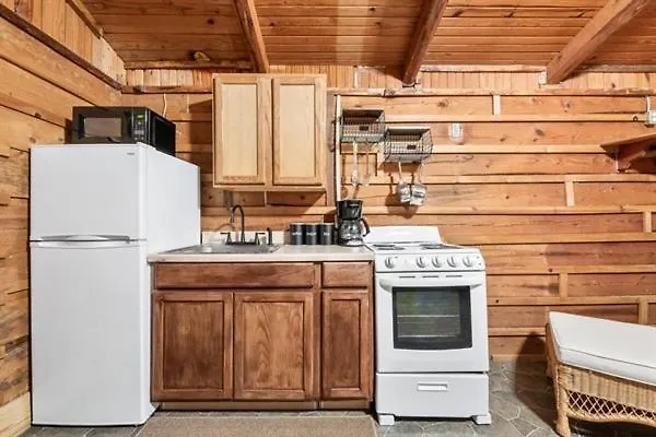 Spacious Wooden Suite #7 By The Lake At Texoma Shores Resort