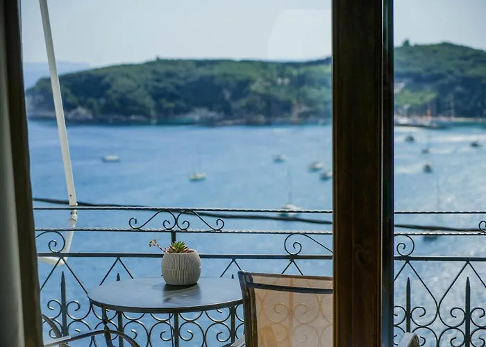 Omnia Deluxe Rooms