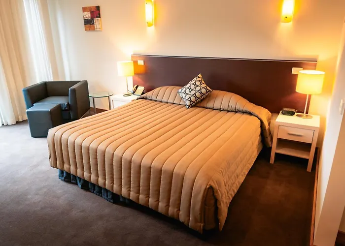 Lynbrook Hotel