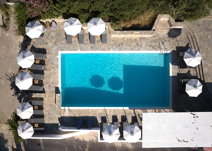 Akrotiri Hotel