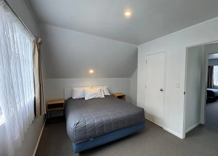 Camellia Court Motel