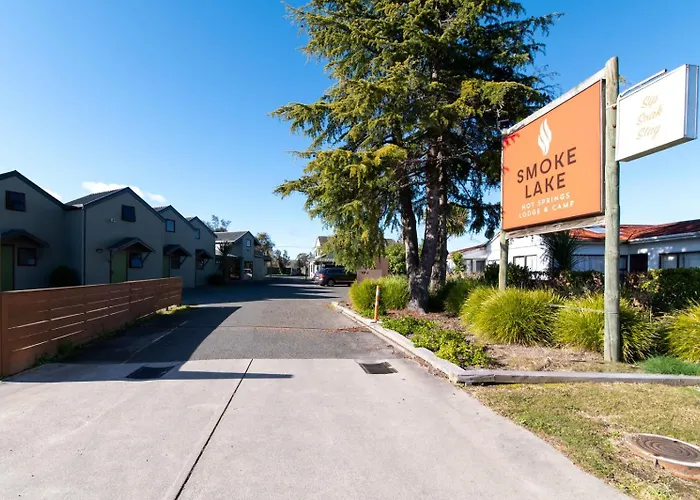 Smoke Lake Hot Springs Lodge & Camp