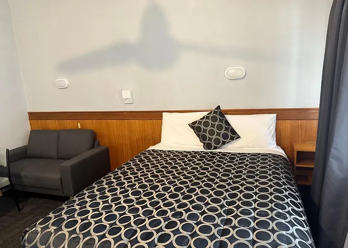 County Lodge Motor Inn