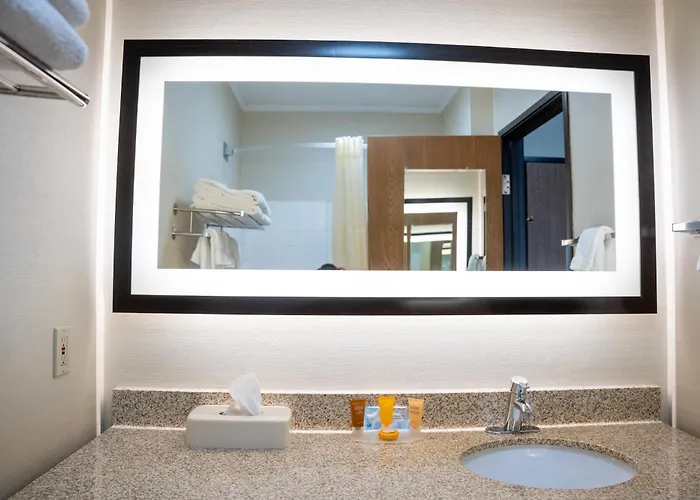 Coshocton Village Inn & Suites