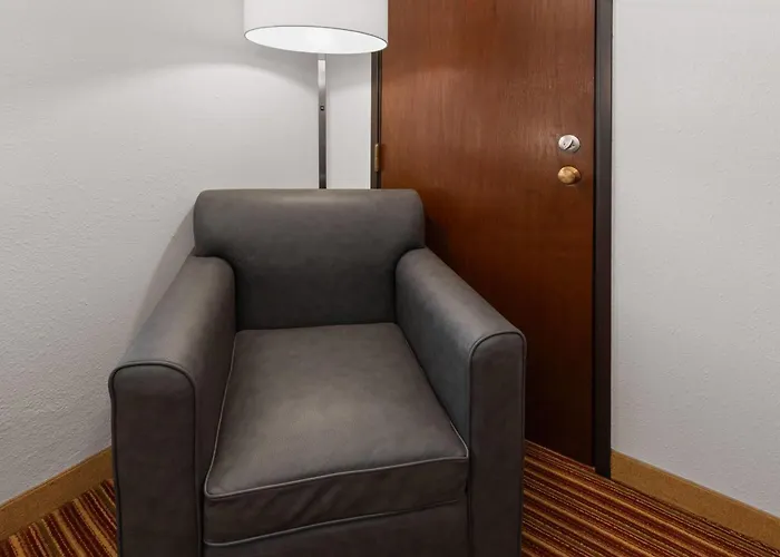 Super 8 By Wyndham Rock Port Mo